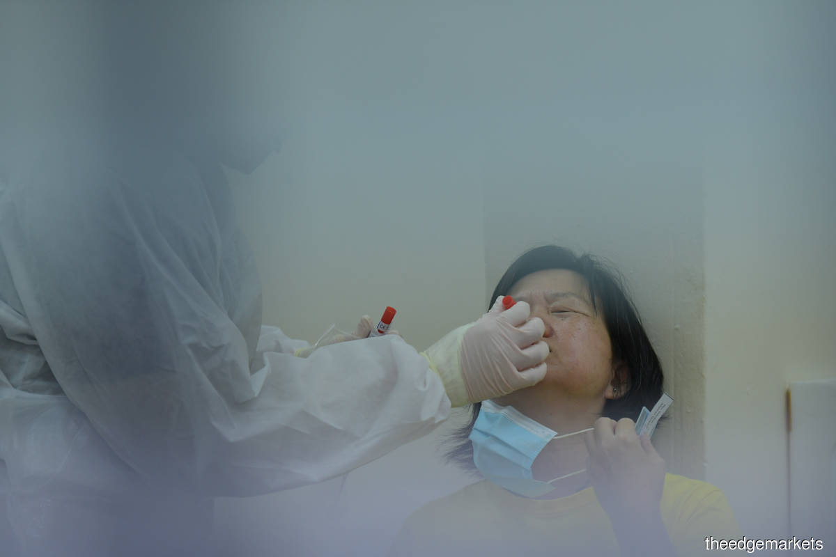 The country’s cumulative Covid-19 cases now stood at 1,095,486. (Photo by Mohd Suhaimi Mohamed Yusuf/The Edge)